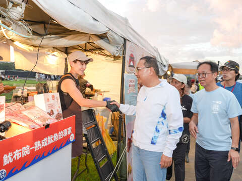 侯友宜市長特別至攤位感謝攤商的辛勞與支持。