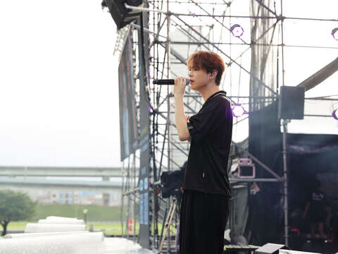 活動首(5)日大舞臺由嗓音清亮的新生代歌手「郭家瑋」揭開首日序幕。