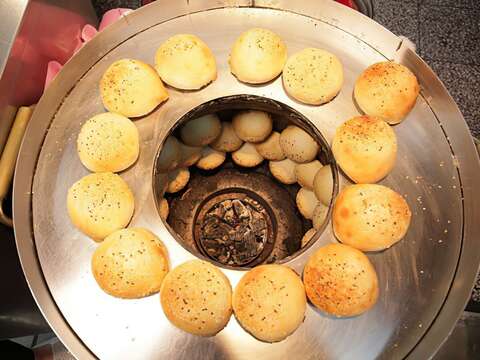 购买「九份金瓜石线」套票，即可轻松兑换在地超人气的瑞芳美食胡椒饼