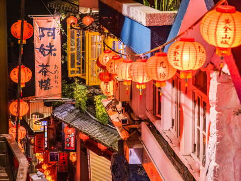 夜幕低垂时的九份老街更显迷人，高悬的红灯笼与璀璨山城夜色交织出浪漫风情，搭乘「台湾好行」即可轻松留宿或夜游山城。