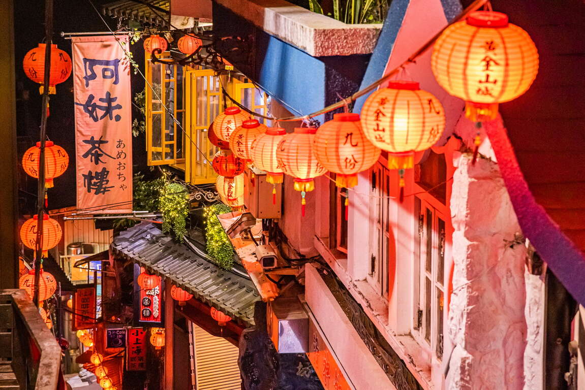 九份老街保有濃厚的地方風情，芋圓、草仔粿等在地美食深受旅客喜愛。