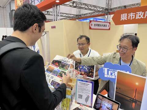 新北市政府观光旅游局杨宗珉局长为业者介绍新北市最新建设与知名活动。