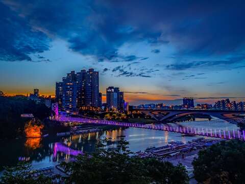 碧潭吊橋與夕陽美景相映成趣，邀您漫遊水岸、感受碧潭浪漫風光。