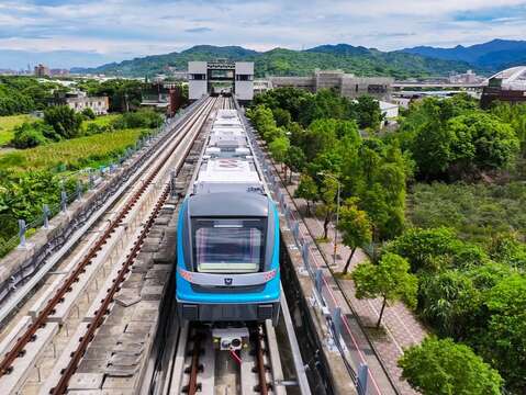 推薦搭乘新北捷運三鶯線走訪新北市美術館，欣賞當代藝術與建築之美，再到鶯歌陶瓷老街逛逛特色陶藝店家。