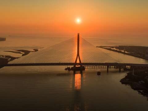 推薦前往淡江大橋，欣賞現代建設與淡水河景交織的城市風貌。