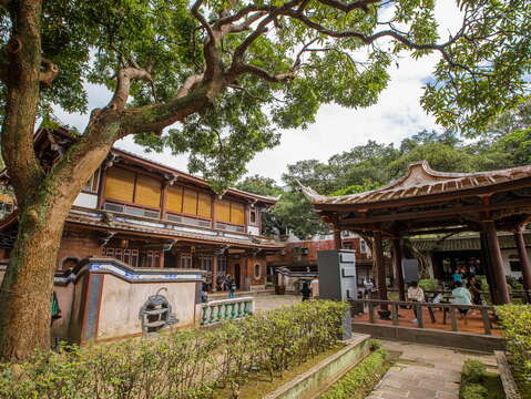 板橋除了新北歡樂耶誕城的璀璨燈飾與節慶裝置，也可順遊林本源園邸，欣賞傳統園林之美。