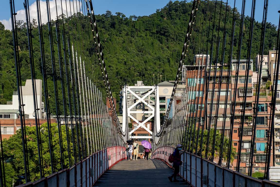 碧潭吊橋與獅頭山