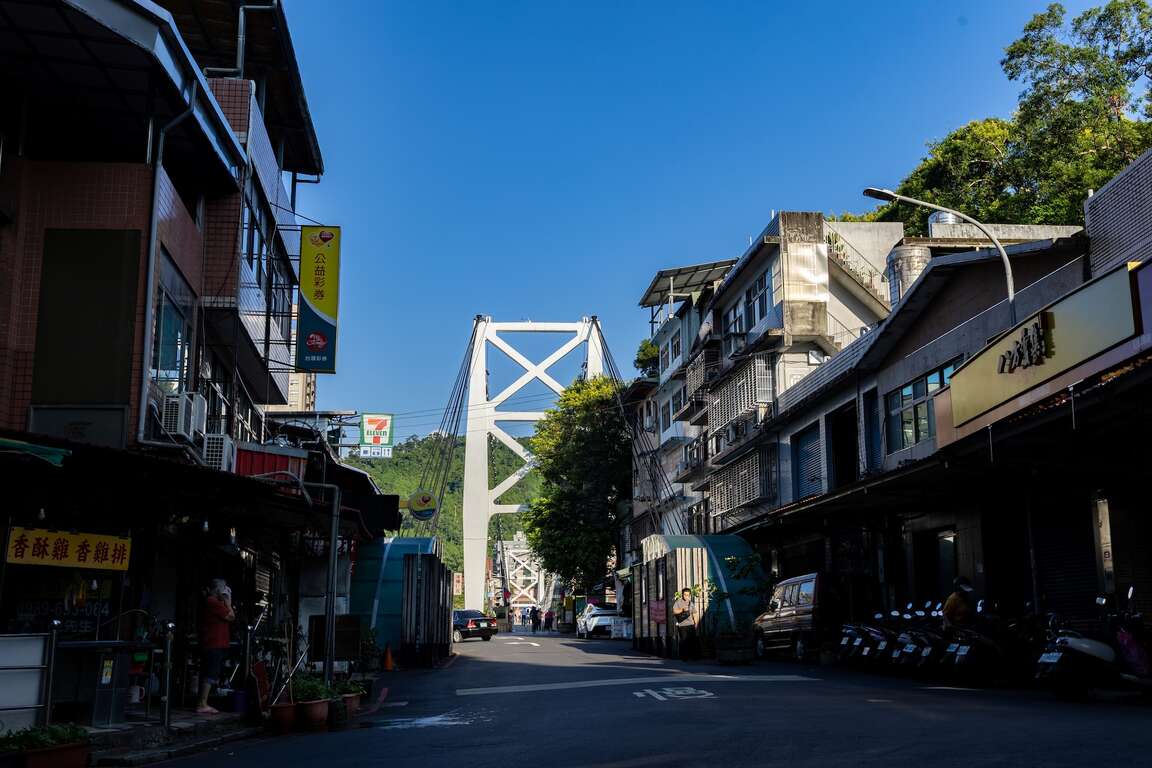 碧潭路回望碧潭吊橋