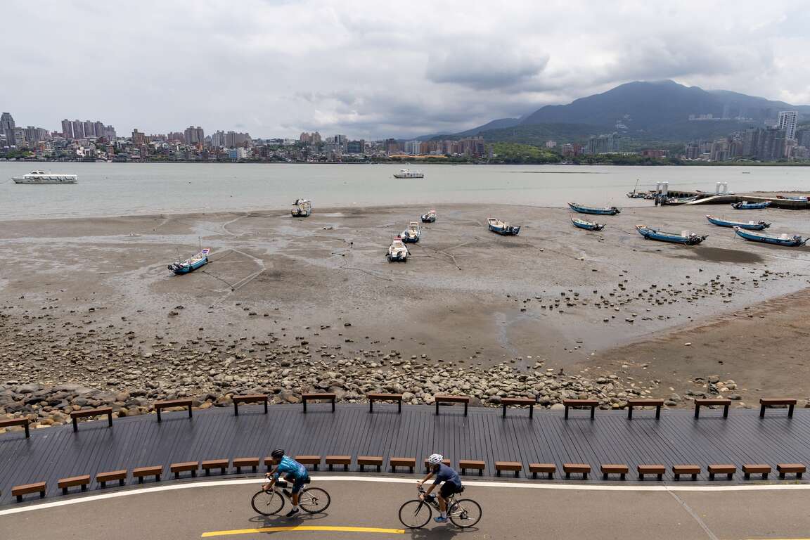 站在碉堡上眺望淡水河與淡水