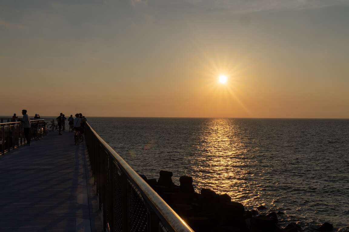 在觀海長堤自行車道上等待夕陽
