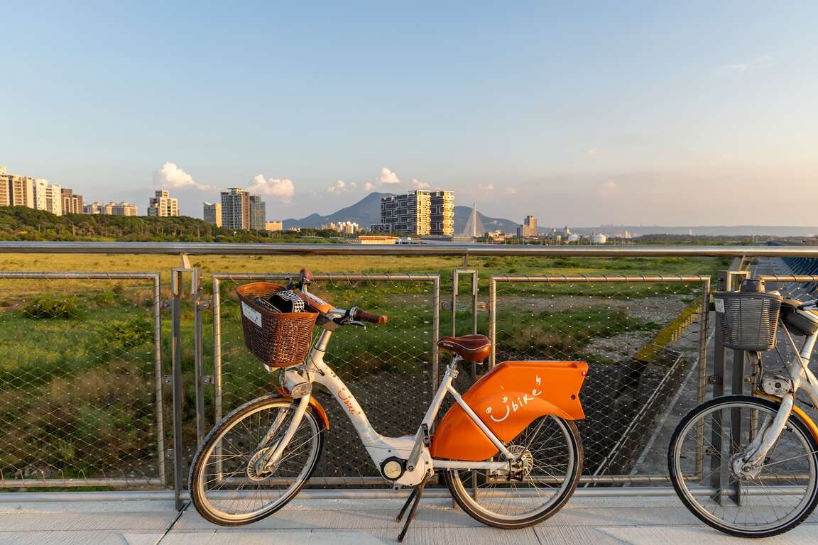 騎乘YouBike悠遊水岸觀海自行車道