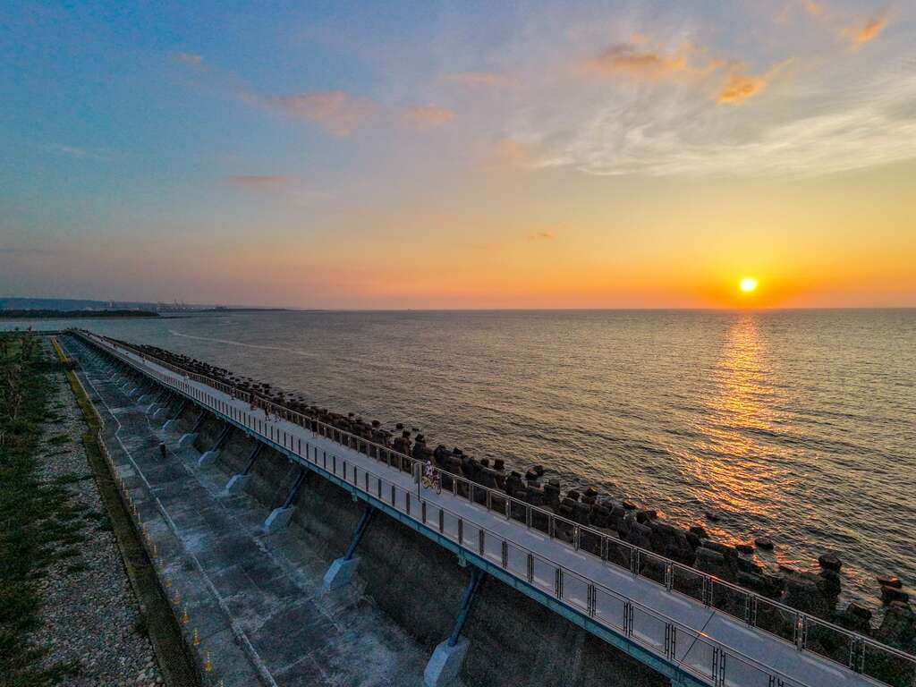 觀海長堤自行車道與夕陽