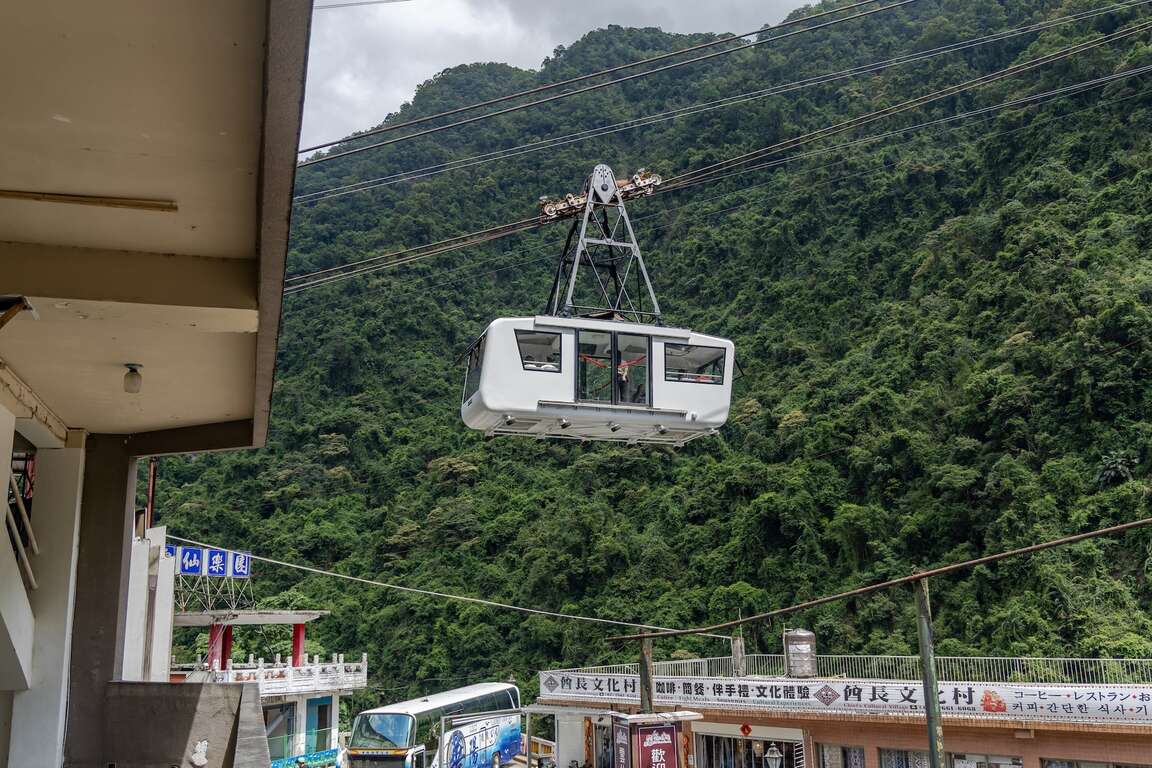 离开车站爬升中的乌来空中缆车