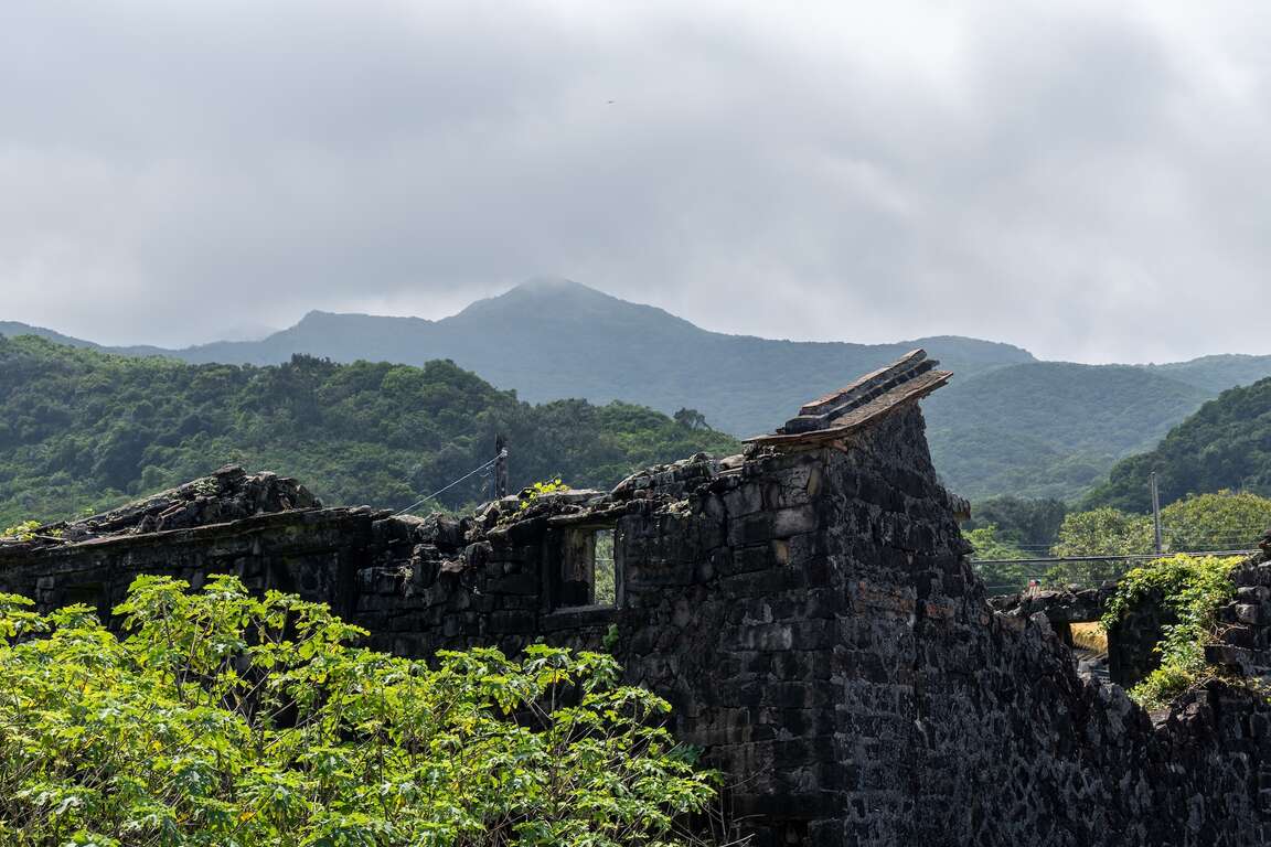 卯澳石頭屋與山景