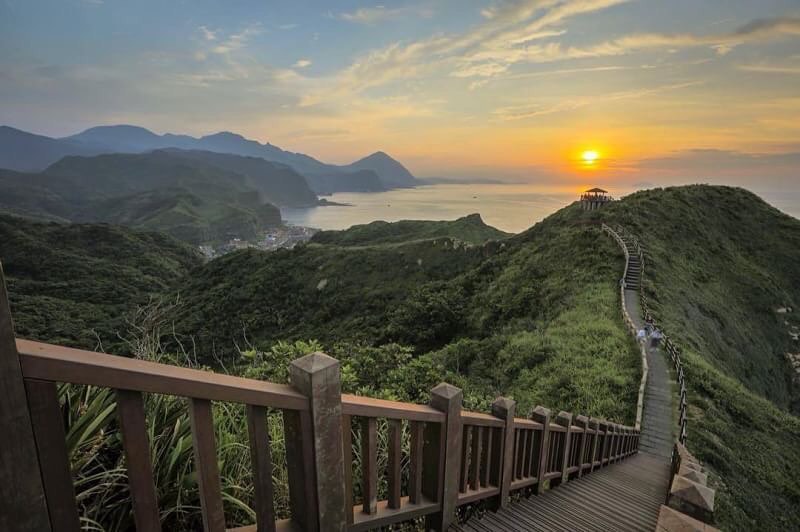 夕陽に霞んで、山と海の風景の見晴らしがいいです。