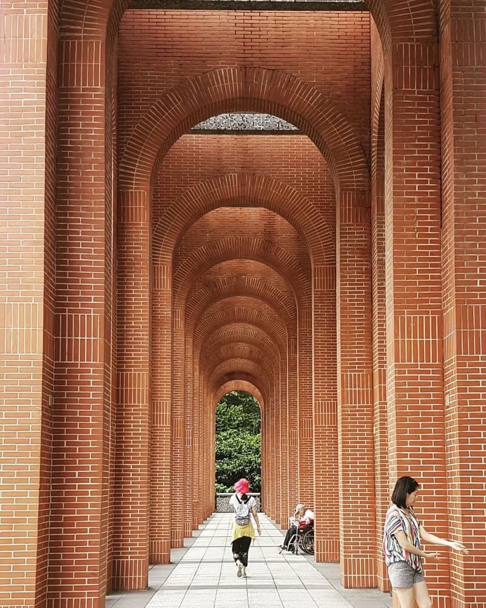 유심히 관찰하고 천천히 음미하면 아무리 똑같은 경치도 그중의 아름다움을 찾아낼 수 있어요!