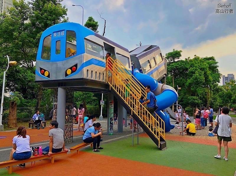 すごい！MRT 車両が公園まで運ばれた！？それに遊具になりました！