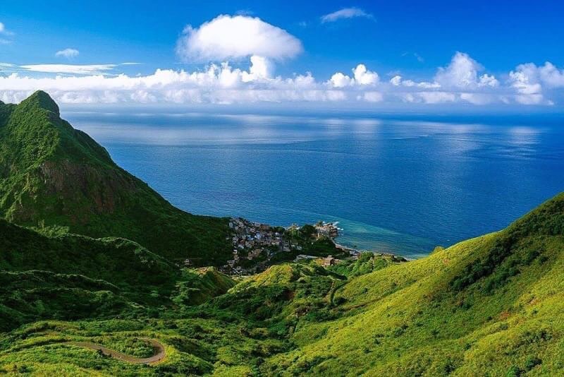 시원한 바람을 맞으면서 아름다운 풍경을 기대하고 있어요산 정상으로 가는 길의 그 즐거운 마음이 가장 좋아요