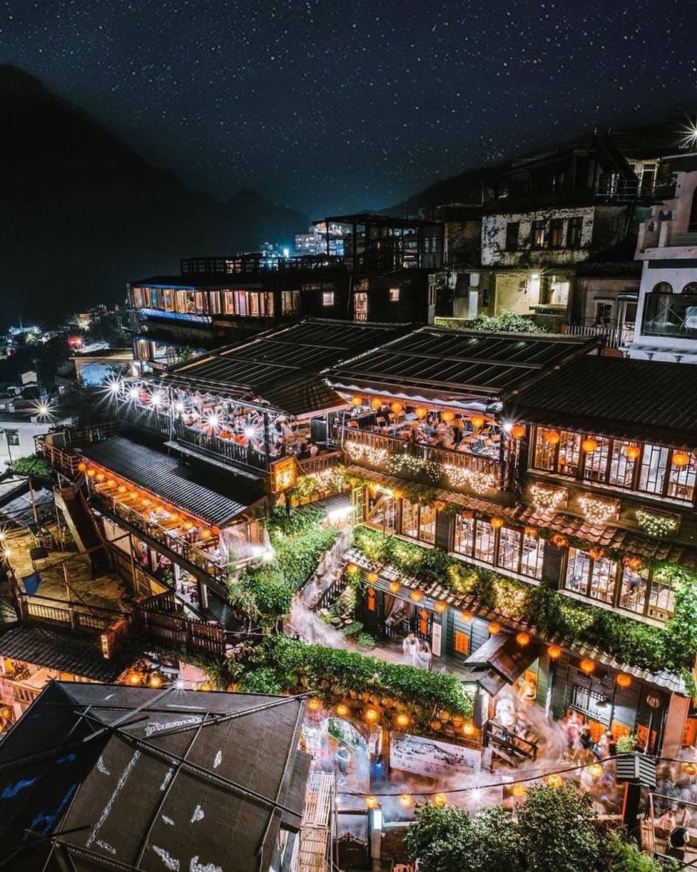 山の町の夜は静かではありませんが、日中よりも活気のある風景です。