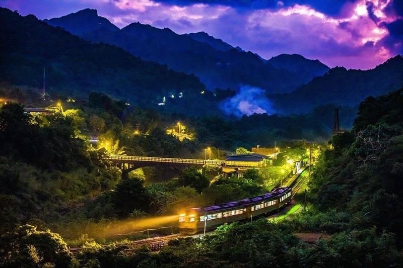 夜の「望古車站」、ロマンチックな雰囲気満点！