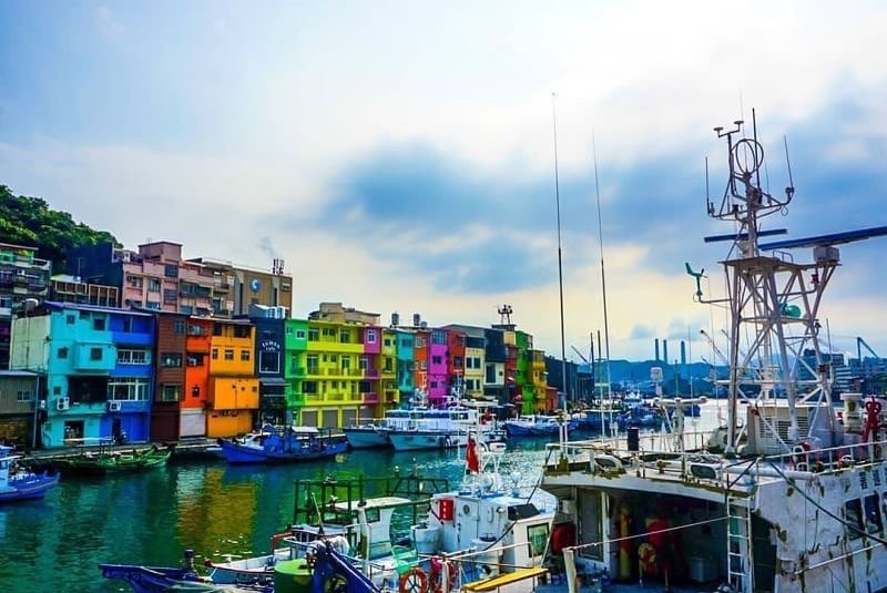 컬러풀한 집보다 항구의 조용한 분위기가 더 좋아요.