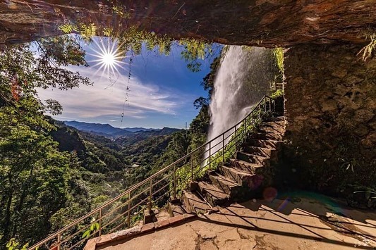 山に隠された美しい歩き道。