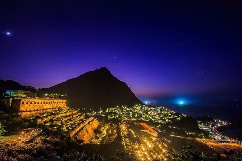 수만 개의 금색 불빛이 스산청이츠(十三層遺址, 13층유적지)의 찬란한 풍경을 밝혔습니다