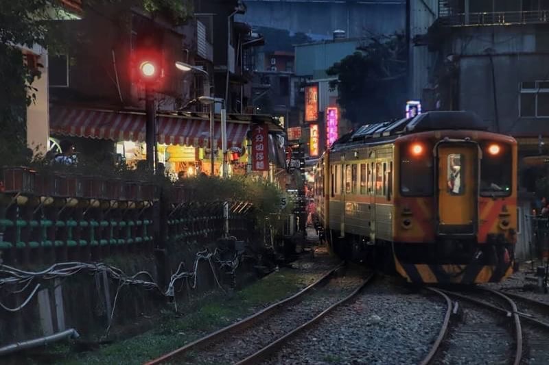 最も美しい景色は、時にはつかの間の窓外や、うっかり通り過ぎた町に隠れています。