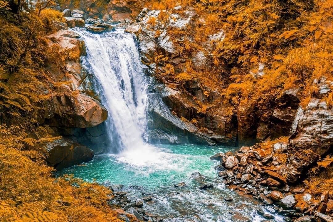 날씨가 점점 쌀쌀해지고 금색 가을이 폭포와 함께 흘러가고 있어요