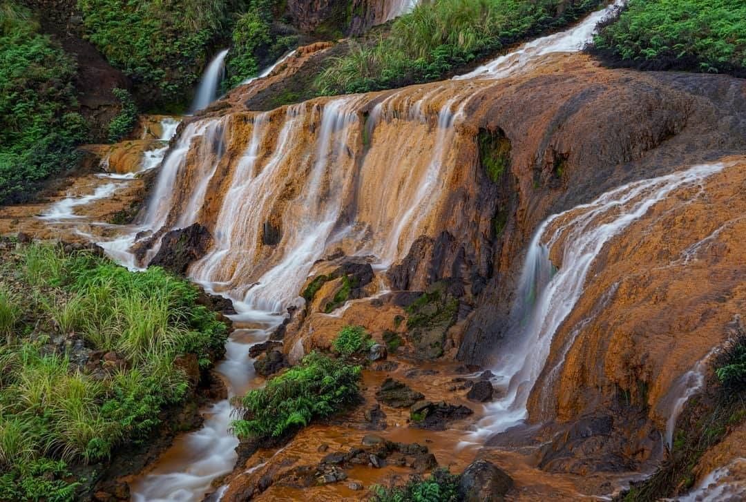 水の流れる音が聞こえるようです。