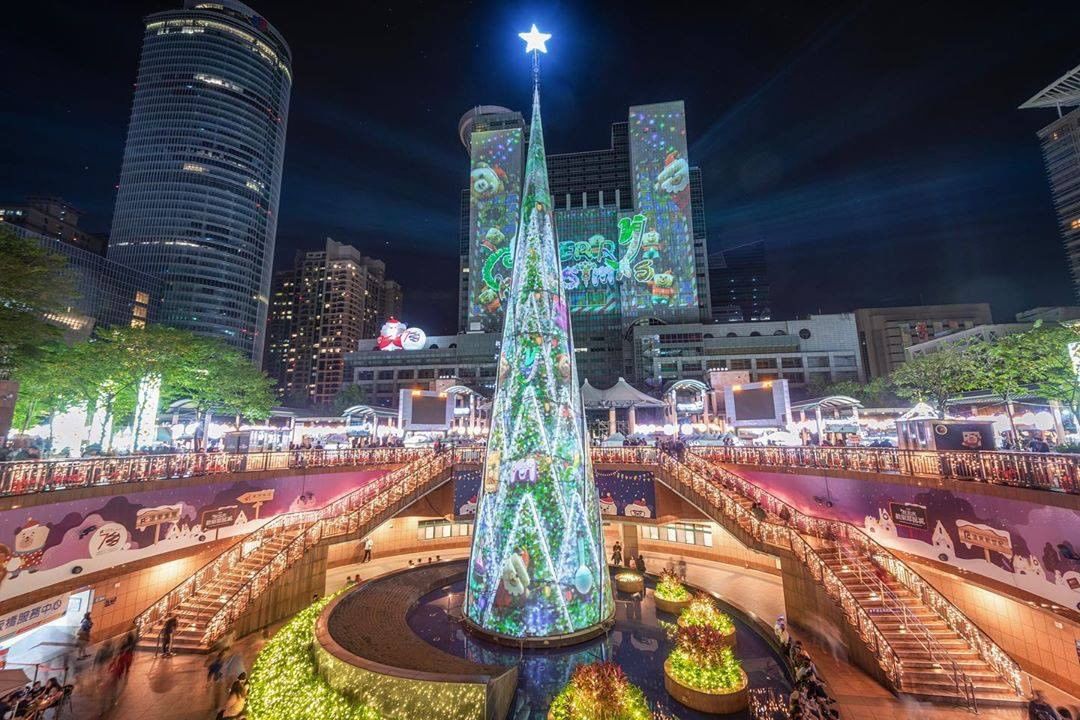 12月の季節感に合わせて欠かせないものはクリスマスツリーですよ。