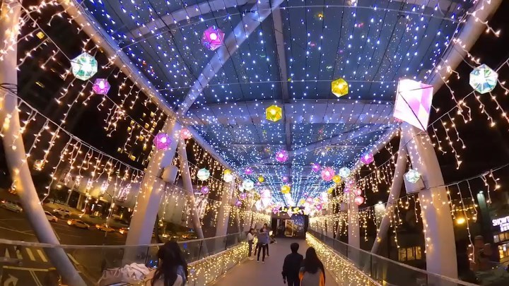 這是孩子的視角，當爸爸像扛起整個世界般，把孩子扛在肩上的時候～