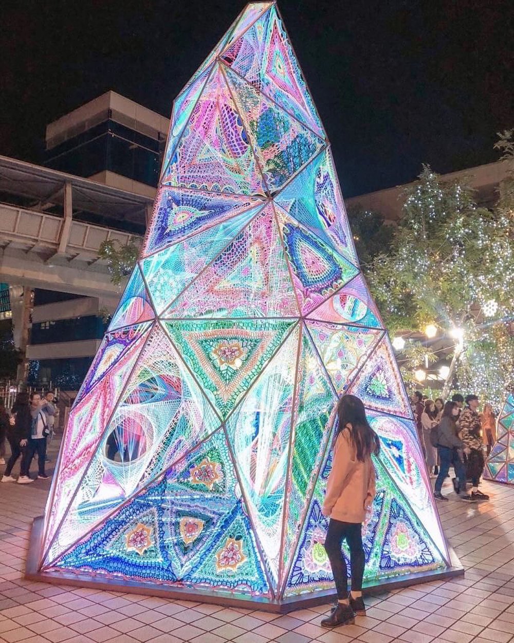 アートはどこにでもあります！ 糸で編まれたクリスマスツリーも美しいです。