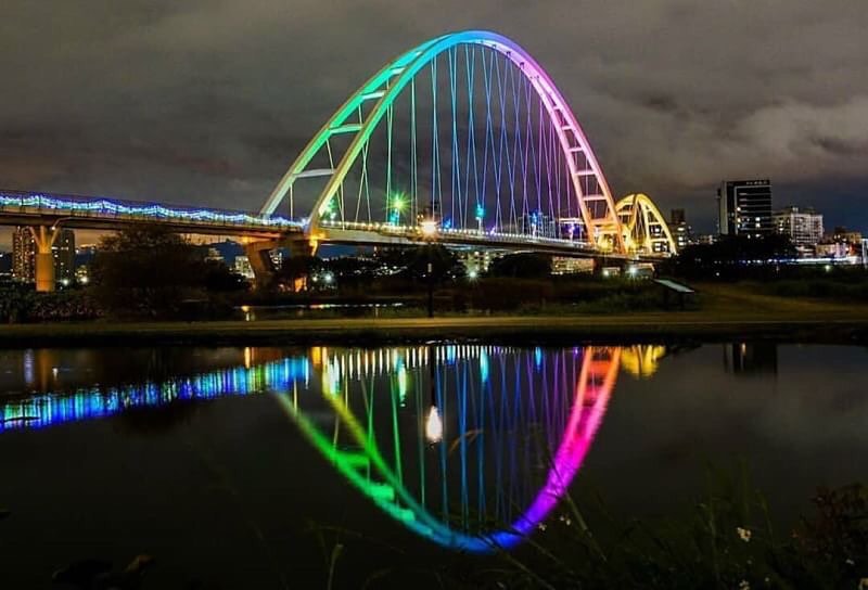 新月橋は夜になればまばゆいほど明るいです。