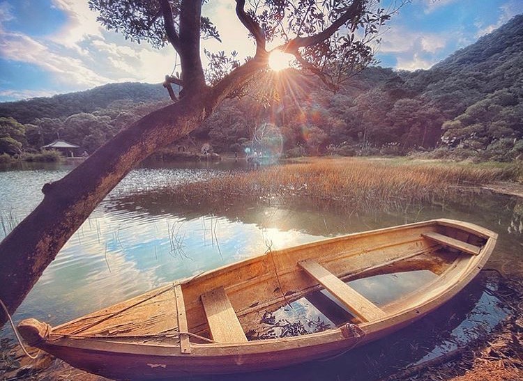 晴れているうちに秘境を探検し、山と湖のある景色の静けさを楽しみましょう。