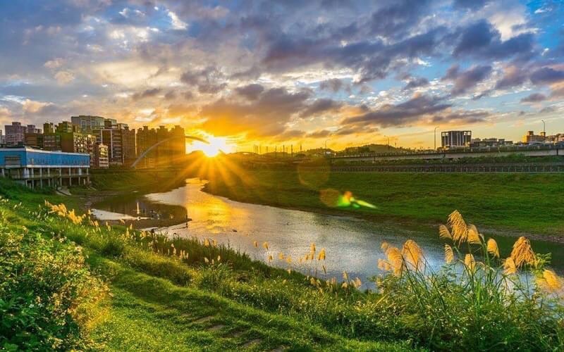 자전거를 타면서 일몰 풍경을 감상해요. 새해 첫날, 즐겁게 보내셨나요?