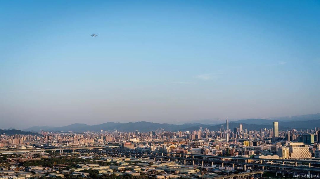 The world is so big, we’re just a tiny speck of dust in this vast universe, looking at this beautiful scenery makes us cheerful again