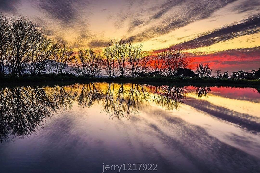 Colorful lights reflected in the lake water is like a beautiful painting, how exciting!! 繽紛的七彩炫光倒映在湖面上，美的好像一副畫！令人心動不已！！ ..
