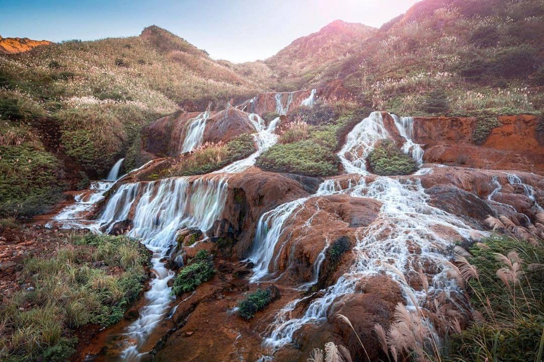 Climbing up the mountain step by step, over the peak, there will be another broad view.
