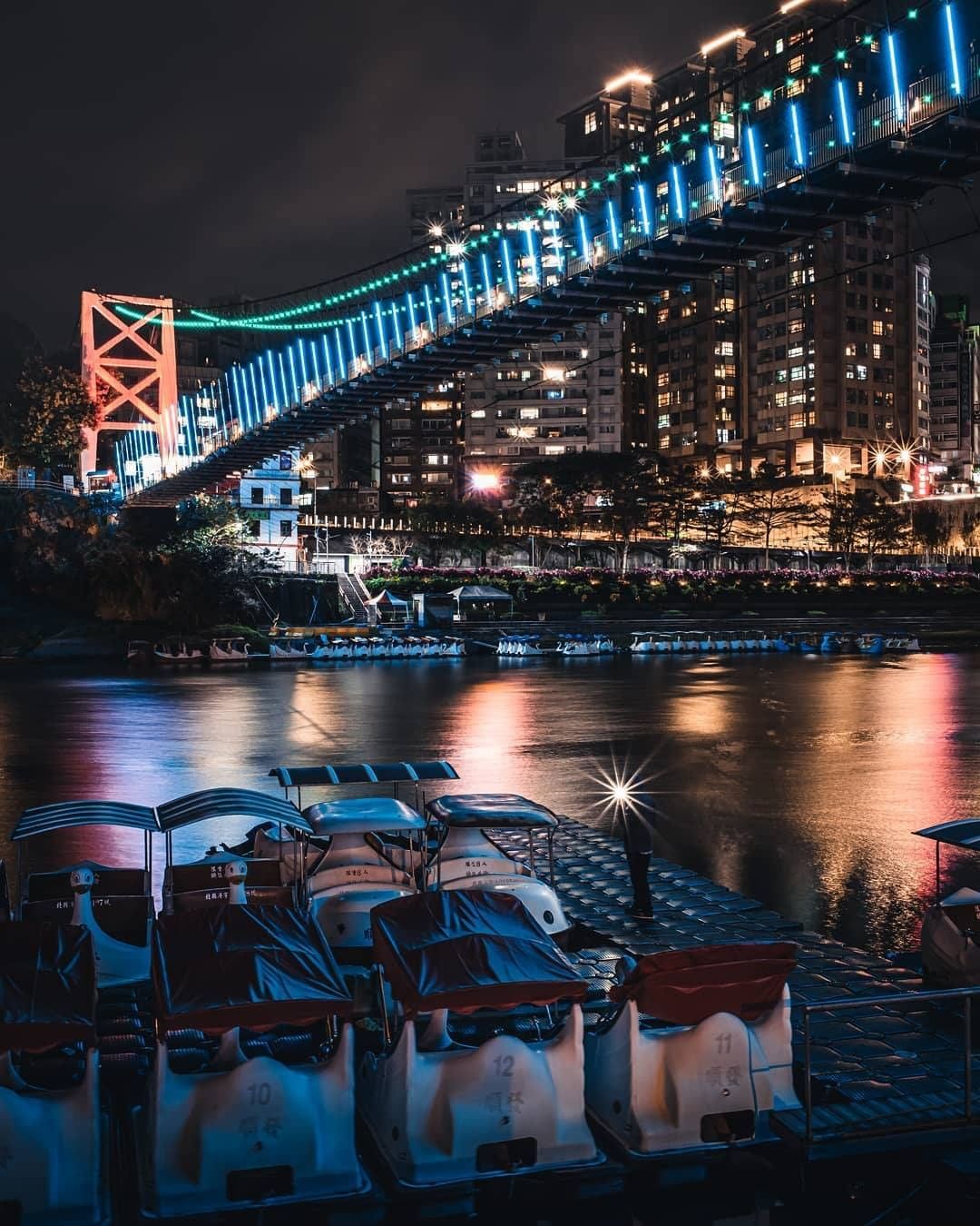 夕日が沈み、カップルが現れます。