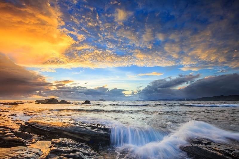 空はキャンバスのように、龜吼港にある炎のような雲が綺麗ですね！