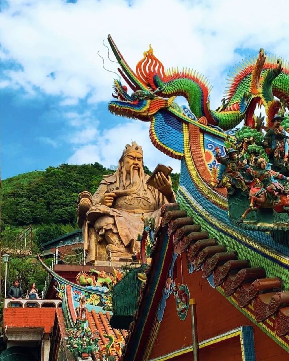 百年歴史を誇る「勸濟堂」は台湾で最大の関羽像があるお寺なんです。新北金瓜石地域を守っていただいています。