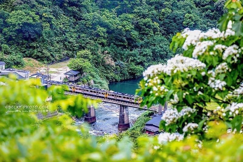 이 싼댜오링 기차역의 촬영각도가 대박이에요. 다른 나라에 전혀 밀리지 않네요!