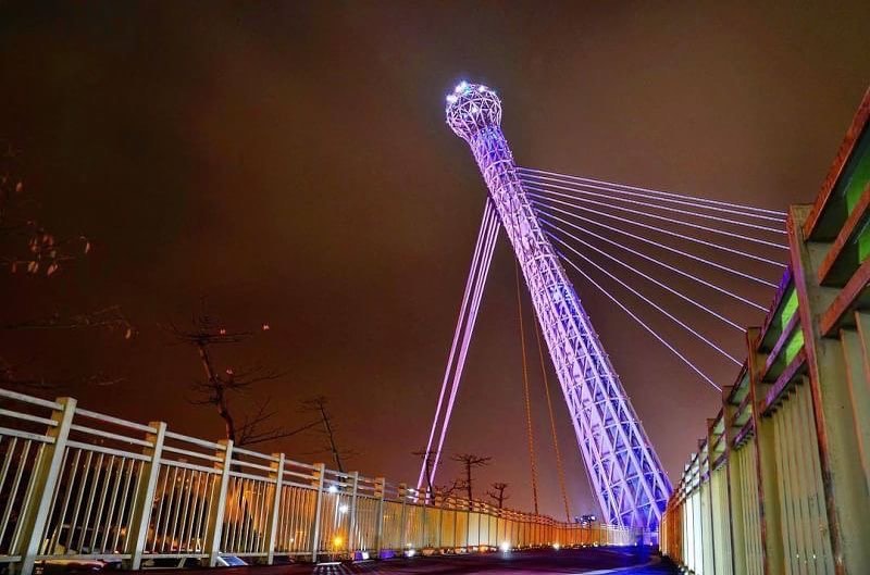 높은 주탑이 권력을 상징하는 지팡이 같아요? 마이크 같아요?기차역 옆에 있는 #성광교 는 밤이 되면 아름답고 거닐 때 쾌적해요