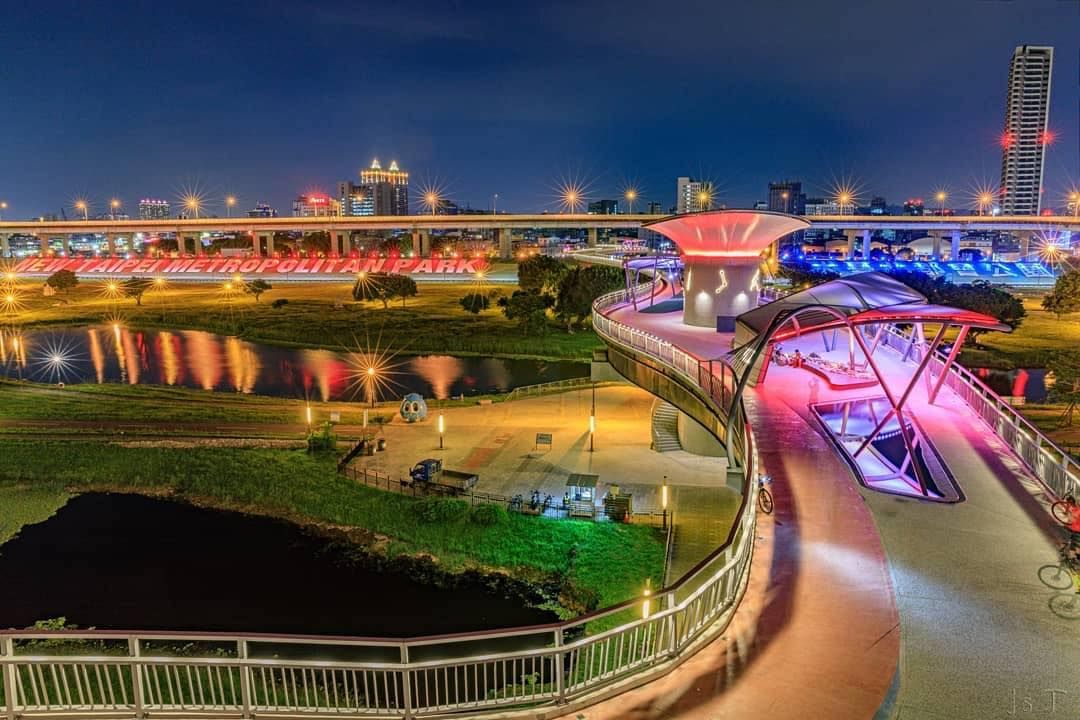 這是一個以牛郎織女為設計理念的橋蜿蜒的設計就像銀河般，象徵他們重逢的路徑～