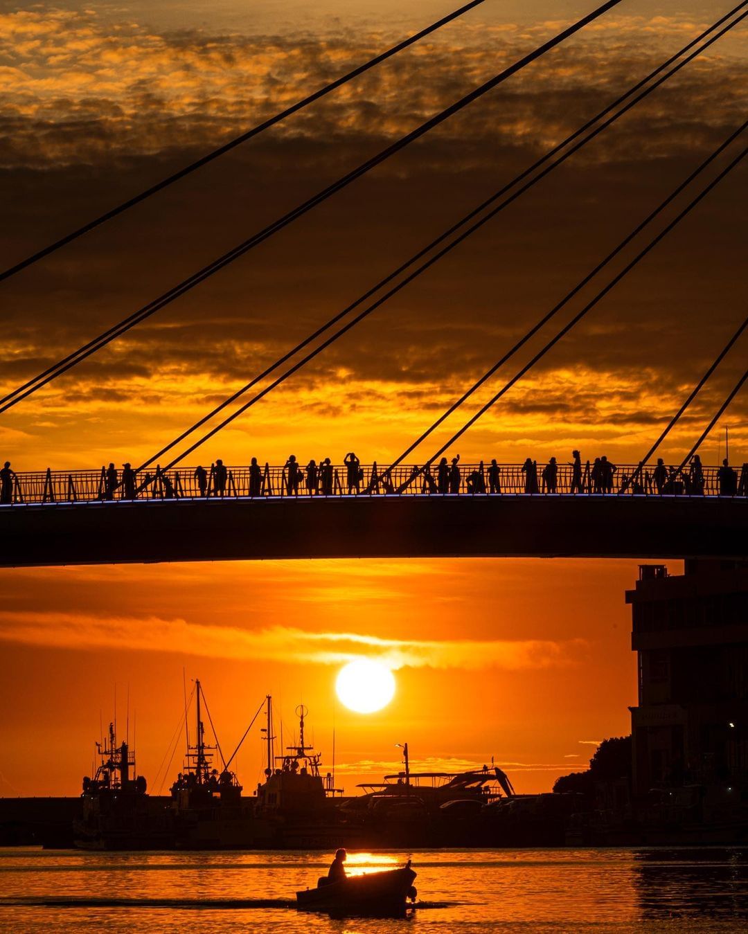 美麗的夕陽倒映在淡水河上