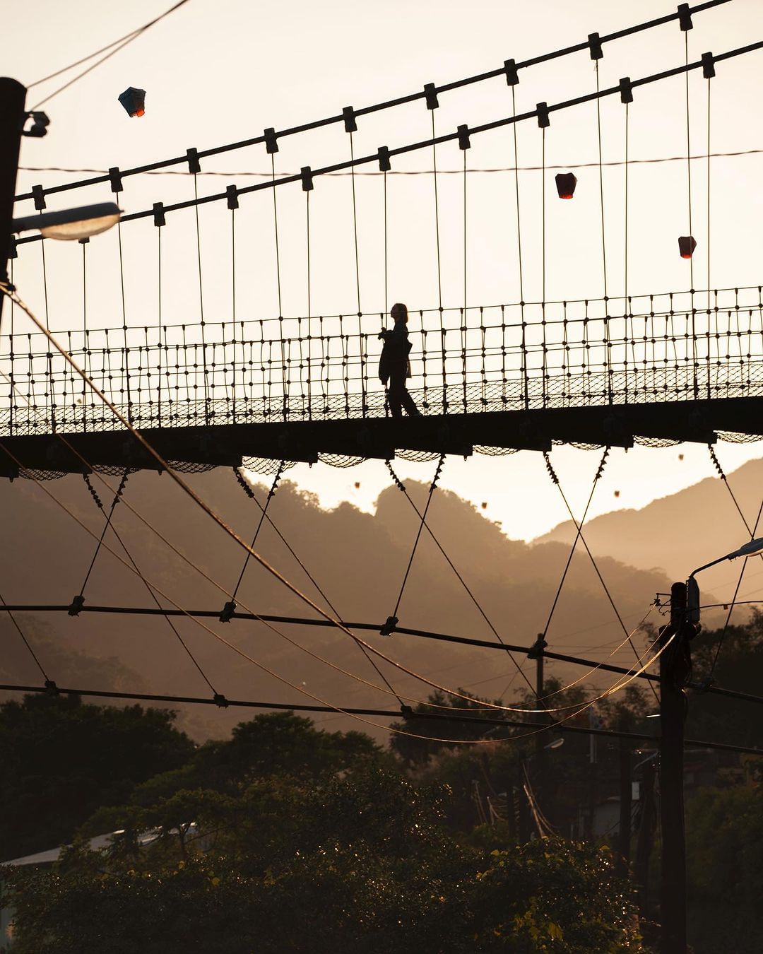 寧靜的橋影在夜空中與翻飛的天燈交相輝映，多久沒來平溪走走呢？