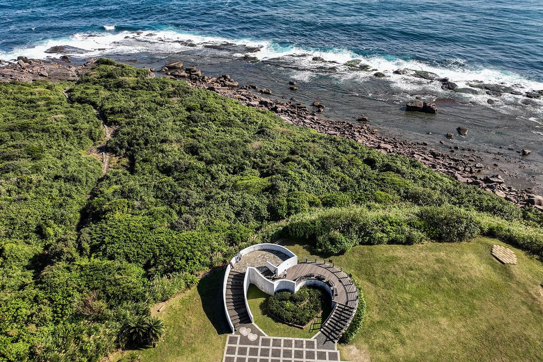 雙愛心狀的觀景台，可以遠眺海蝕平台與龜山島！