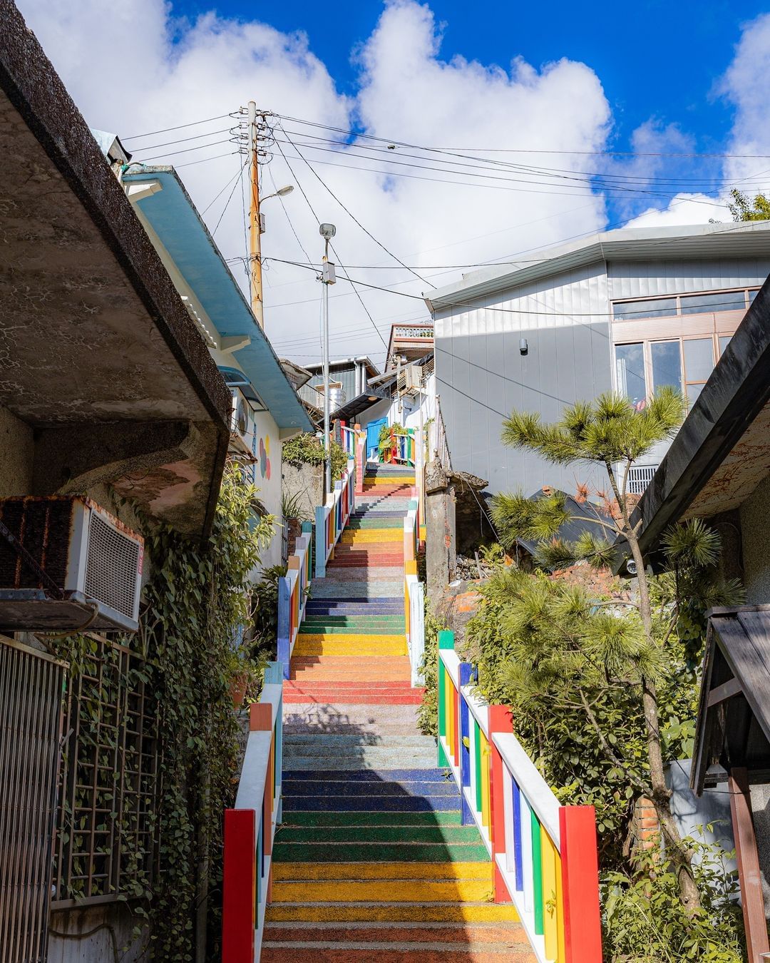 踏上長長的階梯，探訪街上獨特的日式建築、充滿懷舊風味的柑仔店、咖啡廳，感受不同於九份的靜謐之美～