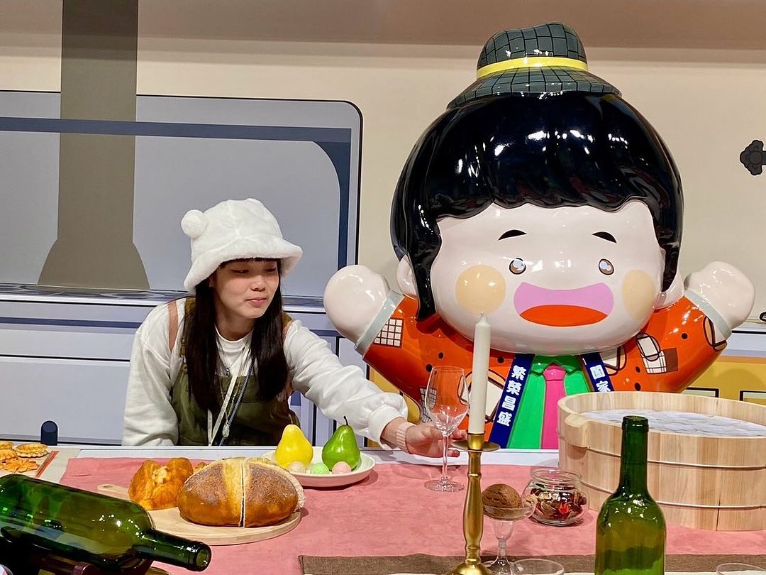 超萌的《淡古聯萌》IP特展現正展出中，由人氣繪師蚩尤的古蹟擬人畫延伸10位實體公仔。 還不快來跟可愛公仔們合照！